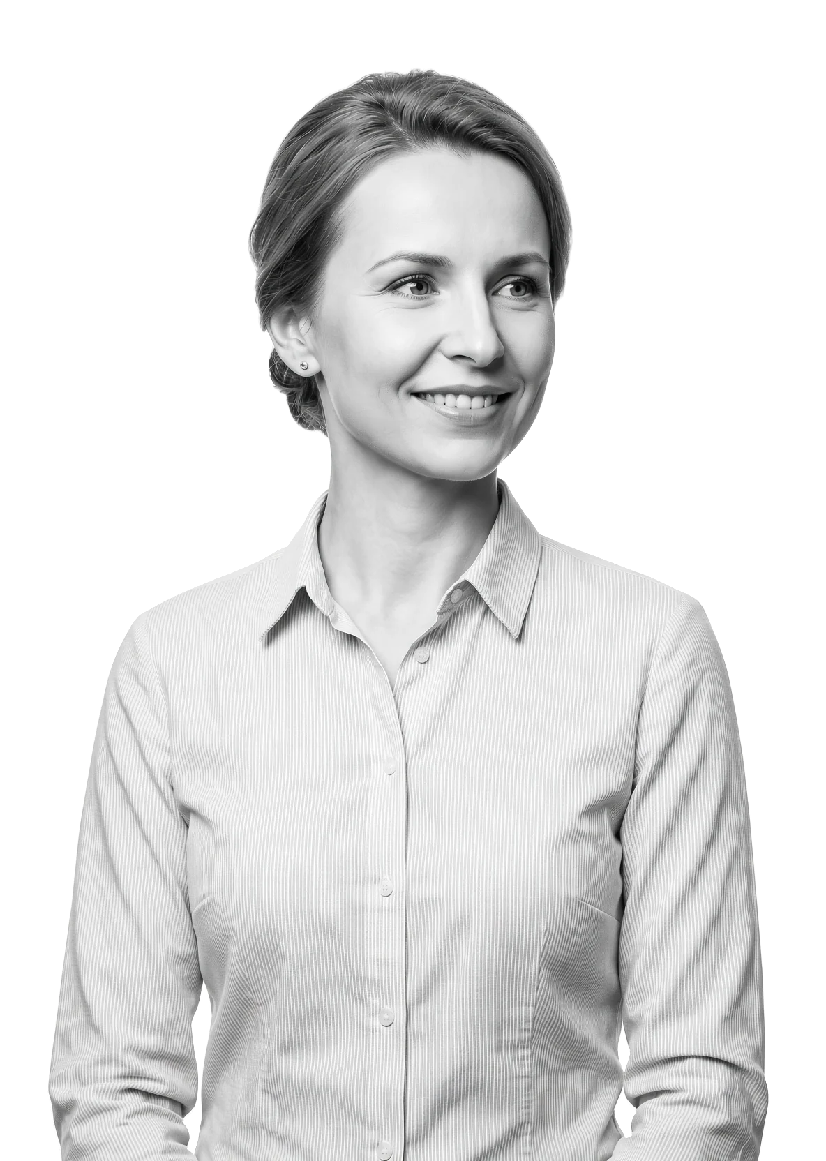 Portret uśmiechniętej kobiety w koszuli w paski